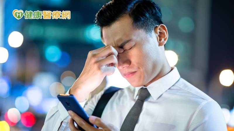 眼前有黑影？看東西也變小？ 「6類人」當心是視網膜病變