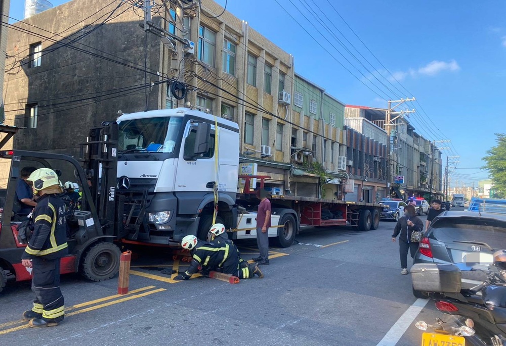 婦人過馬路遭曳引車捲車底不治 疑視線死角惹禍
