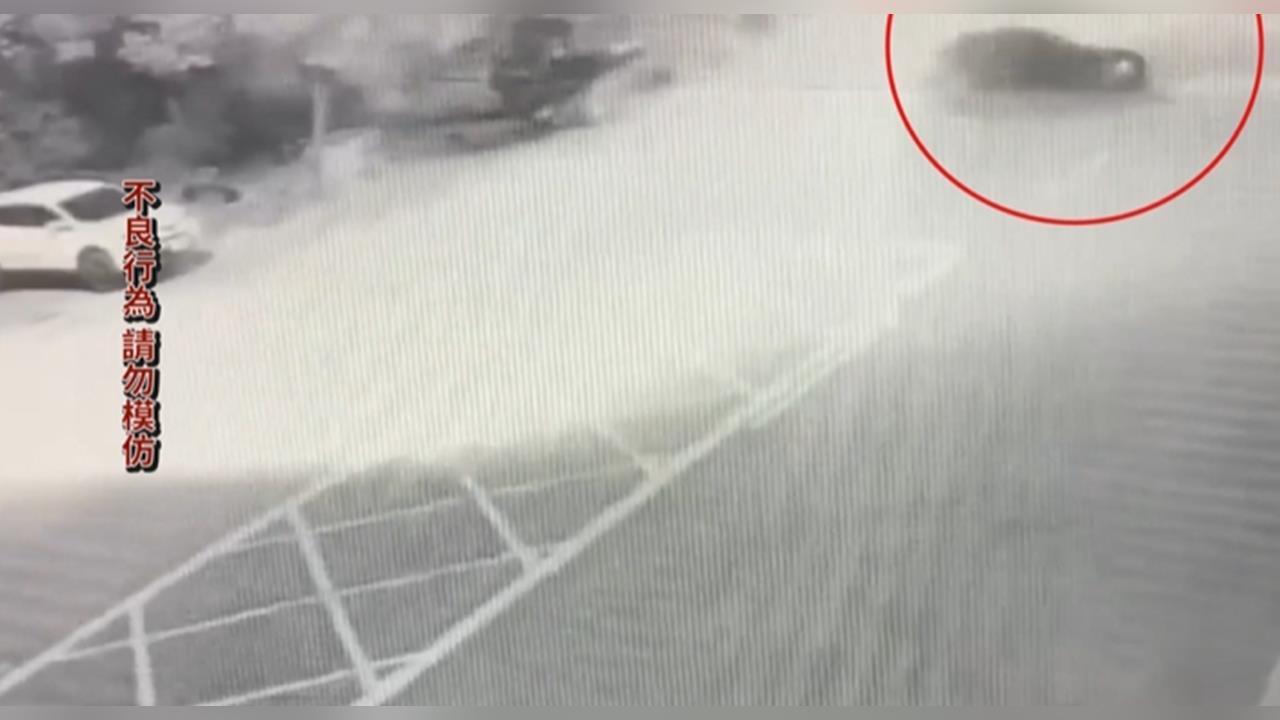 叩!誤以為只是旋轉踏板飛出 台中女騎士擦撞轎車涉肇逃