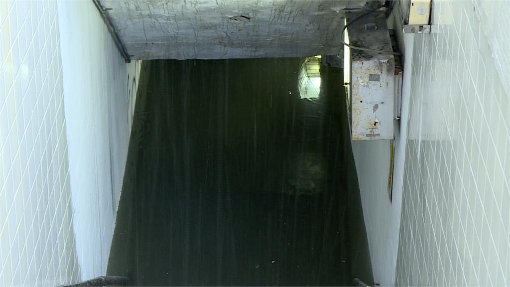 大雷雨襲雙北多處淹 永和地下道淹成游泳池