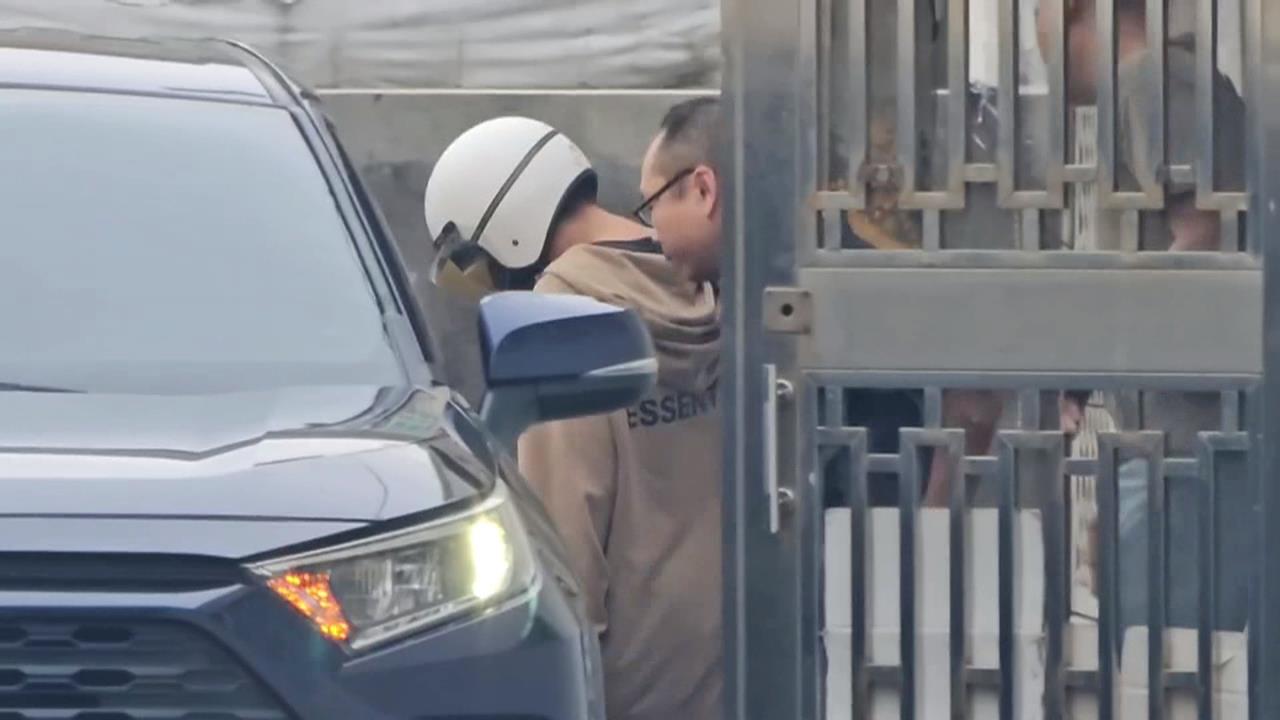凶嫌落網後　父親也現身警局表示　自己也不願這種事情發生