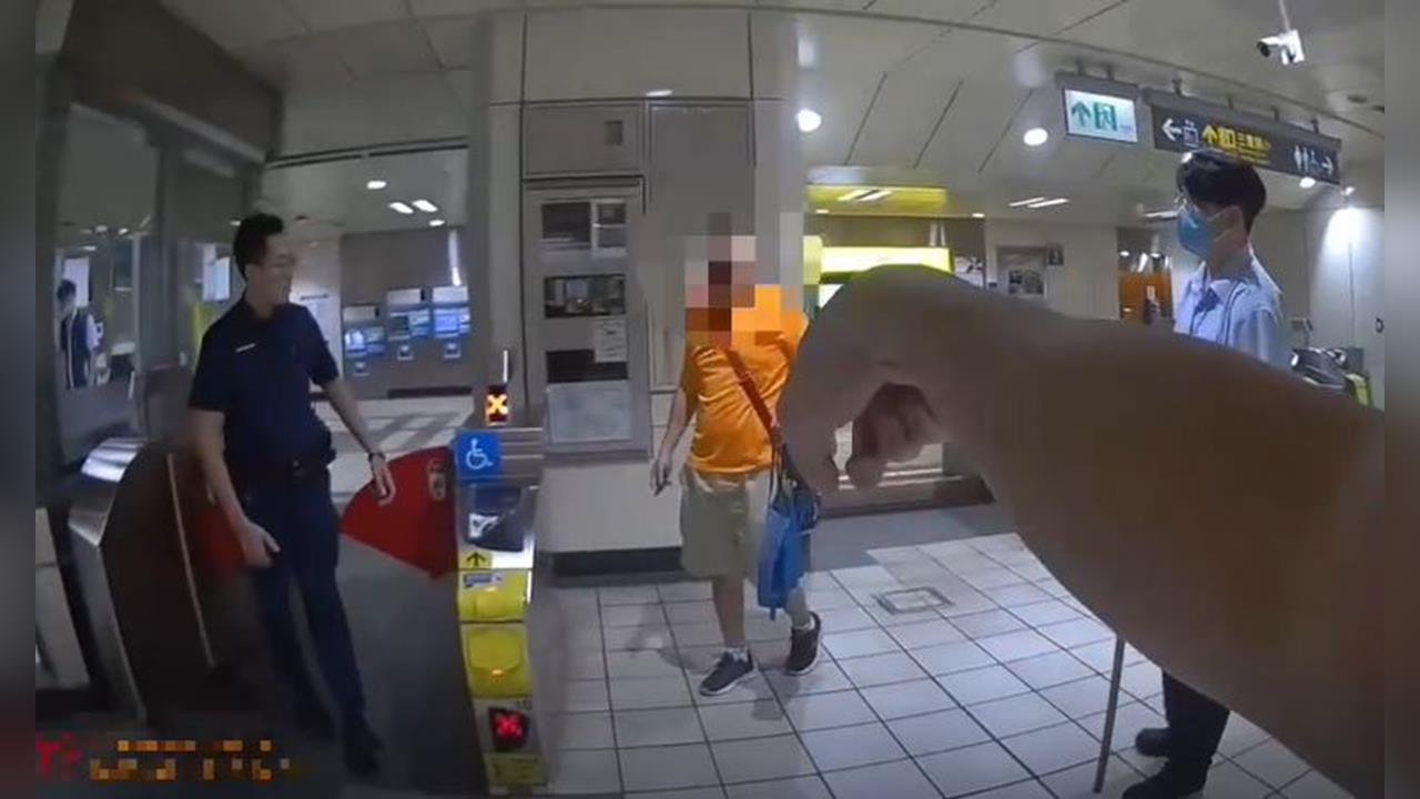 澳籍男搭北捷喝飲料遭制止竟「比中指」　台男不堪受辱「亮刀」遭送辦