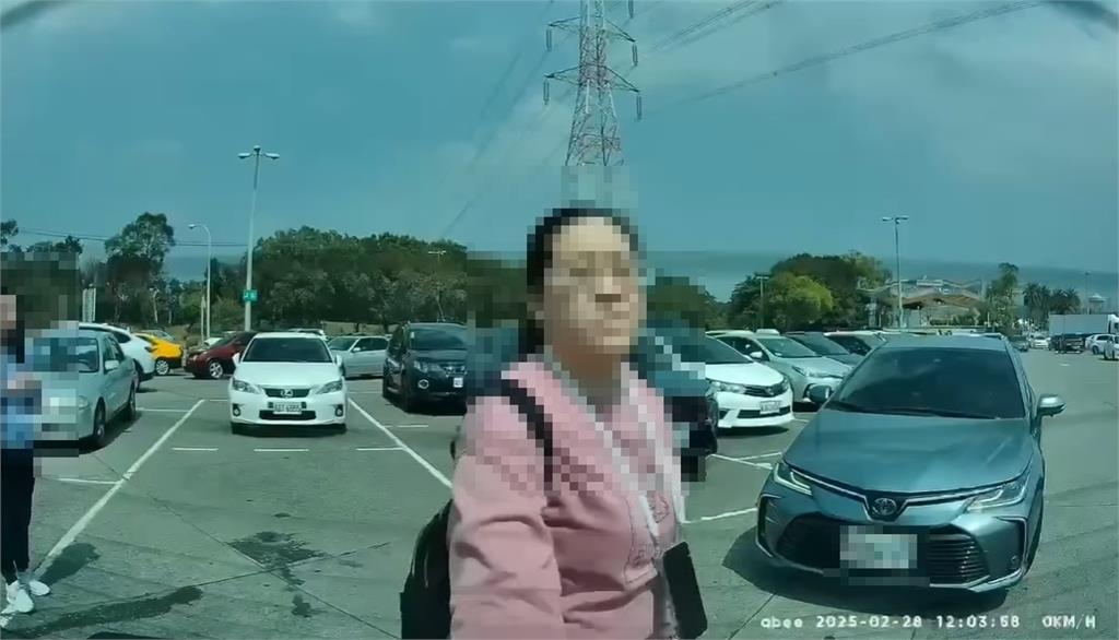連假遇「人肉佔位」！關西休息站2女誇張行徑遭拍　一舉動全網氣炸