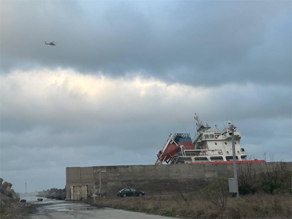 快新聞／「怕翻船」巴拿馬油輪流錨3人緊急跳海逃生　1中國籍船員失蹤