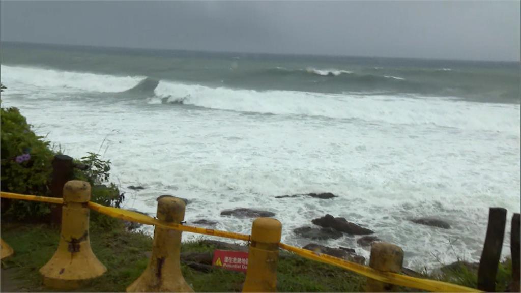 不畏颱風！遊客行程照走　開心逛台東小野柳、海濱公園