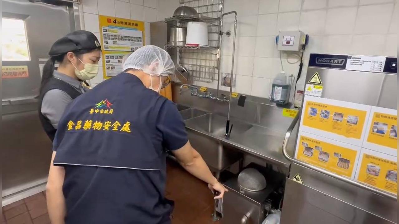 台中連鎖速食店用餐飲料怪味疑清潔劑殘留！？　顧客消化道灼傷急診