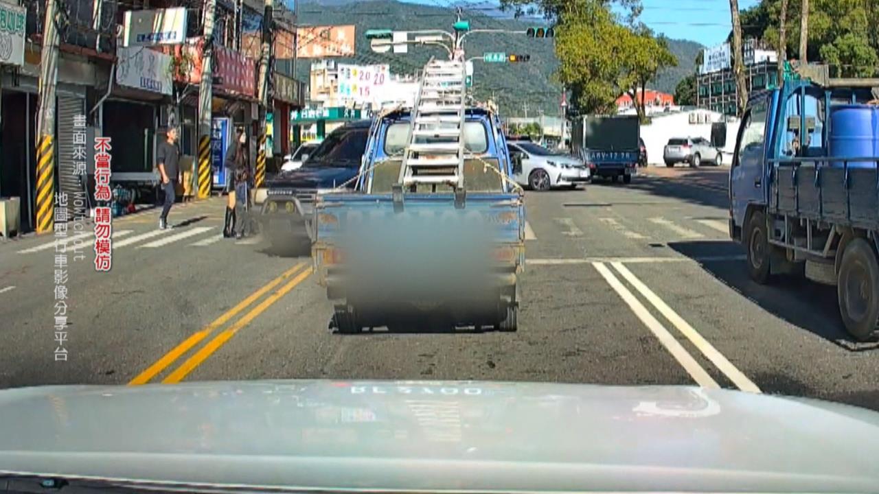 就你最大? 南投埔里廂型車無視行人 「硬切斑馬線」網怒批:垃圾車