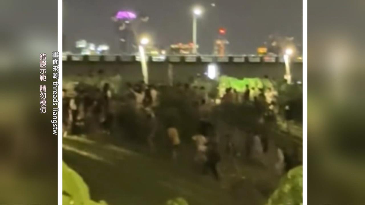 驚險！看大稻埕煙火違規穿越馬路　人車爭道險象環生