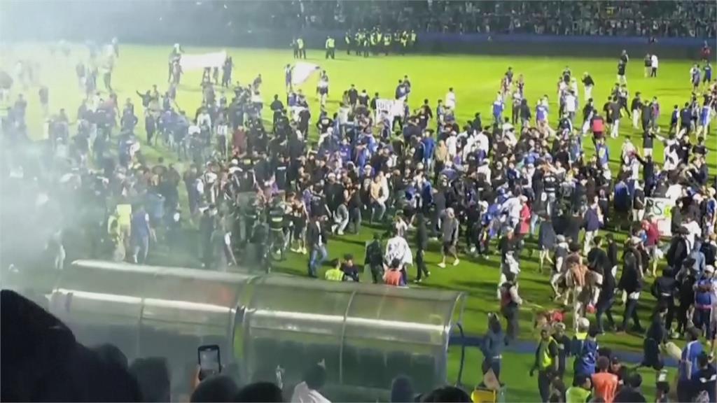 不滿輸球！印尼足球賽球迷暴動　推擠踩踏至少174死！總統下令調查