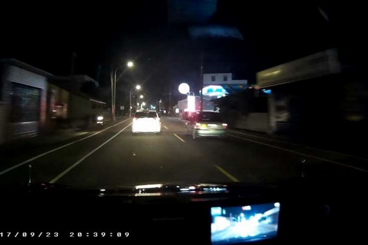 藥頭拒捕街頭飆速 自撞圍牆被逮