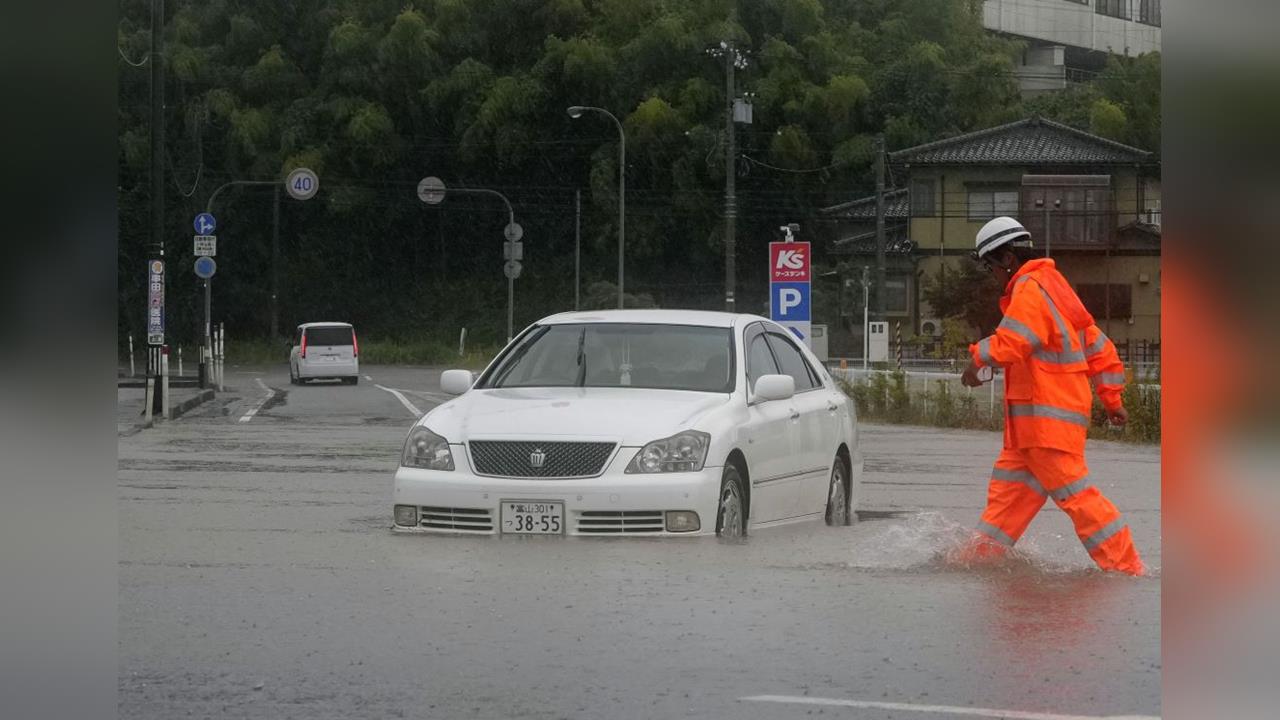 日本北陸「最高級別」大雨警戒　強降雨！路面水淹到車門一半高