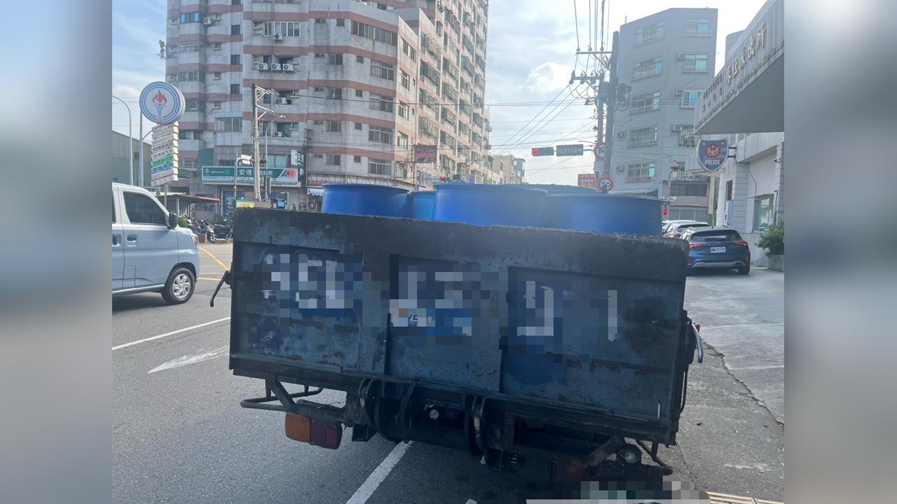 快新聞/台中廚餘車駕駛慘了!桶身竟未加蓋「沿路狂灑」 警方出手開罰