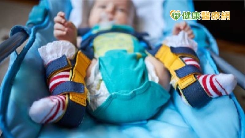 這些NG抱姿、包覆恐害新生兒長短腳！「這方式」降低機率