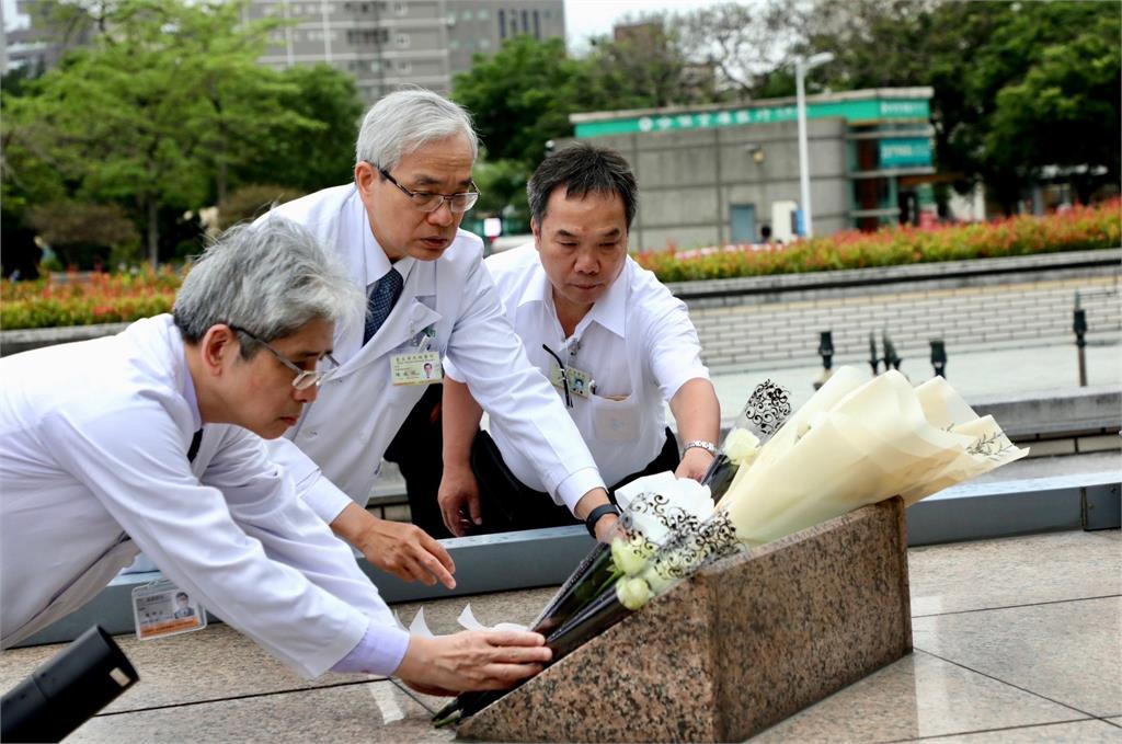 快新聞／朱銘鉅作「健康之門」聳立34年　榮總獻花悼念：大師殞落、精神不墜