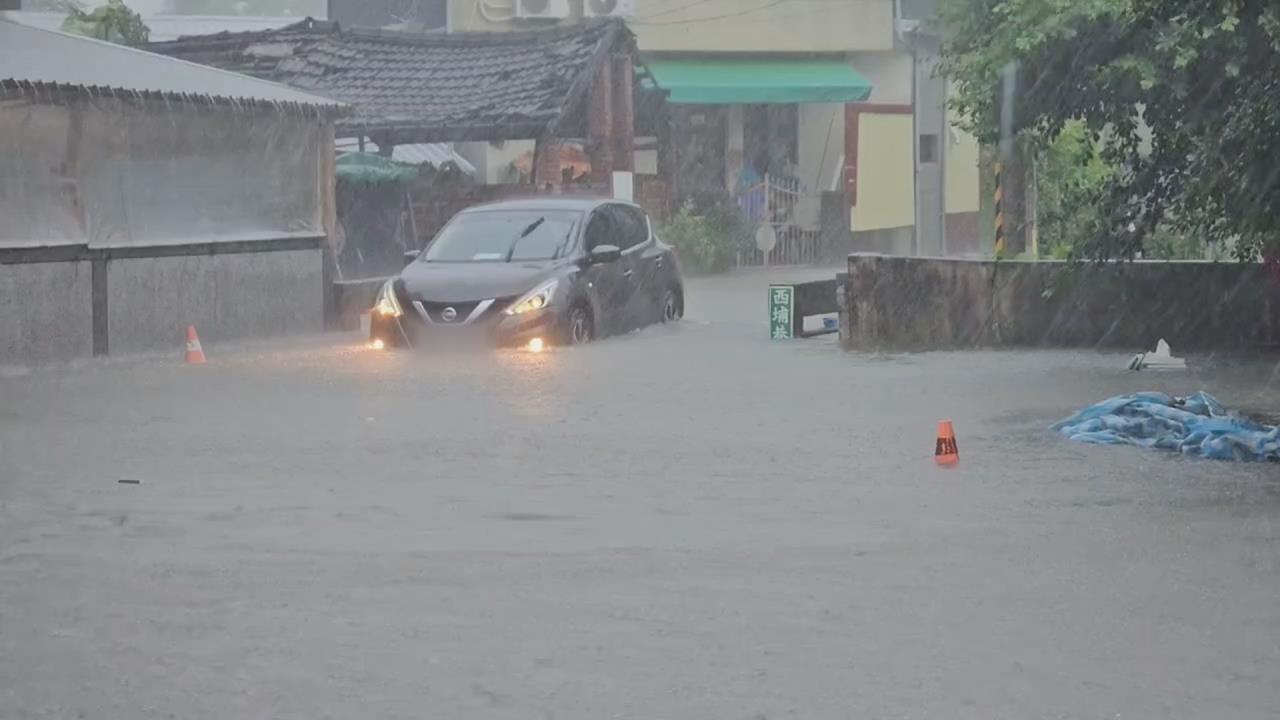 中颱米克拉雨彈狂炸南台灣　屏東淹慘「馬路成小河」