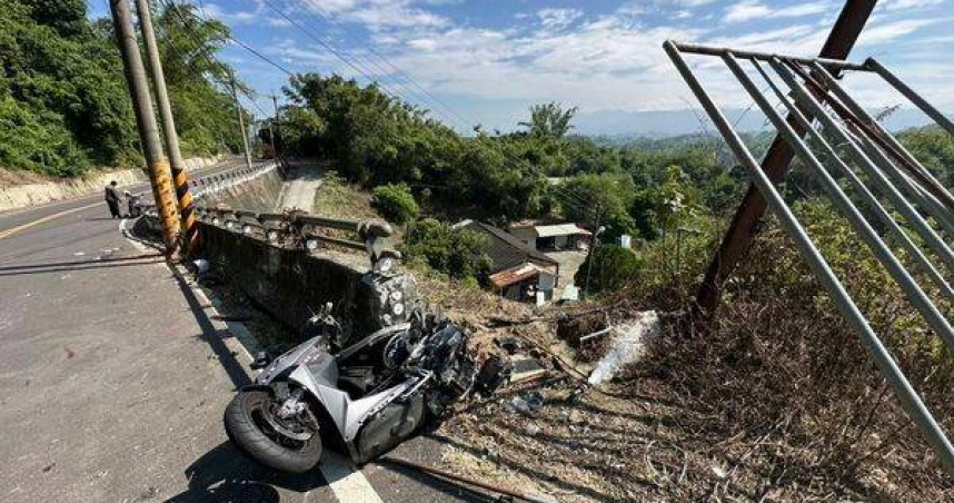 悲劇!18歲少年飆馬自達撞死好友 車翻山坡慘不忍睹