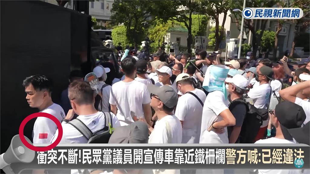 民眾黨走讀遊行驚見「五星旗男」！綠委警告：別讓活動成「統戰宣傳」