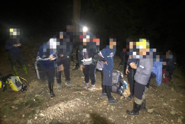 快新聞／逢甲大學10生阿里山區遭虎頭蜂圍攻　警消徒步馳援