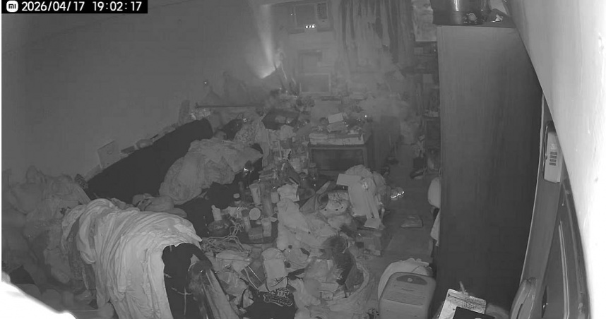 他房間拍到詭異白霧、不明亮光嚇傻　網一看秒歪樓：環境比鬼恐怖