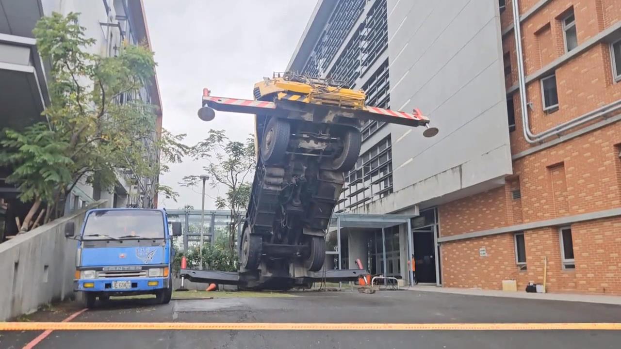 宜蘭科學園區重大工安事故　吊車翻覆工人高空墜落1死1傷