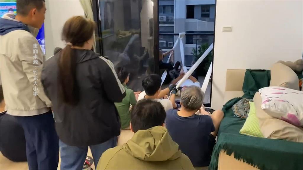 康芮颱風／竹北大樓女兒牆快吹毀逾　10人肉身護陽台　白天「拔河」到晚上