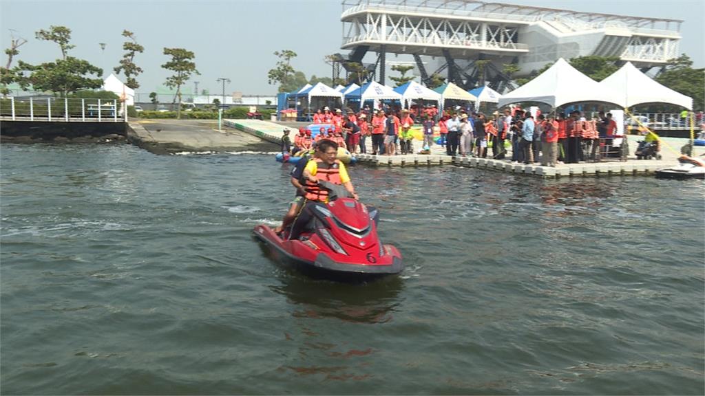 身障者水上樂園初體驗 潘孟安親拉香蕉船