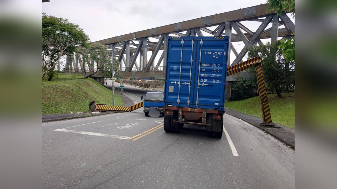 快新聞／宜蘭曳引車撞斷限高鐵架！倒塌砸車「只差幾秒出人命」