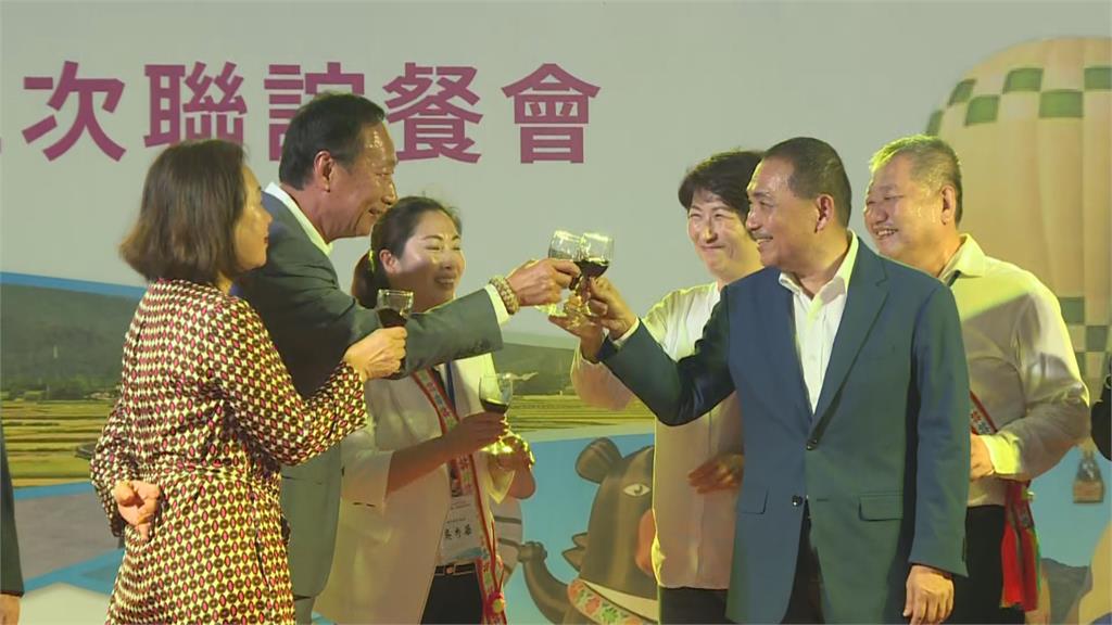 侯友宜、郭台銘台東同框　太久沒連絡？「拱手致意」超尷尬...