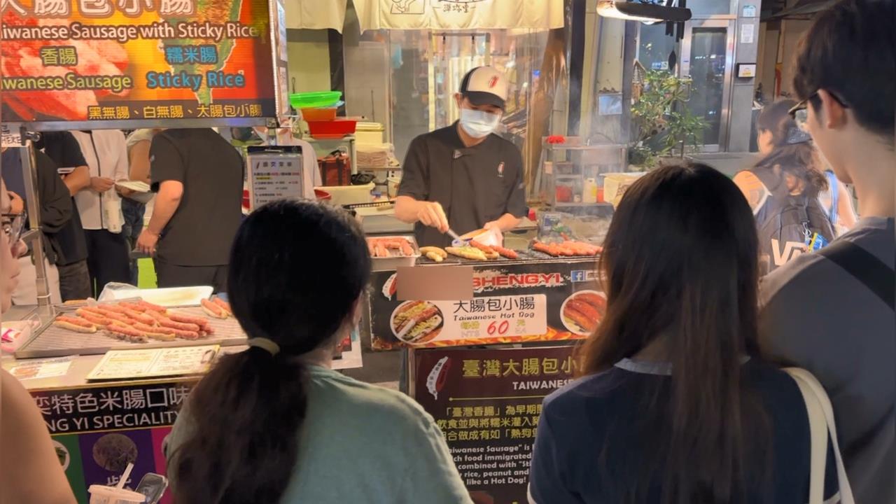 六合夜市「大腸包小腸」創新風味！　誘人香氣排長龍