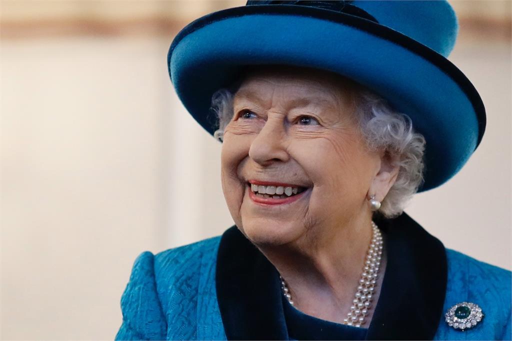 盤點英國女王經典王冠！這頂重2.3公斤鑲「444顆珍珠鑽石」