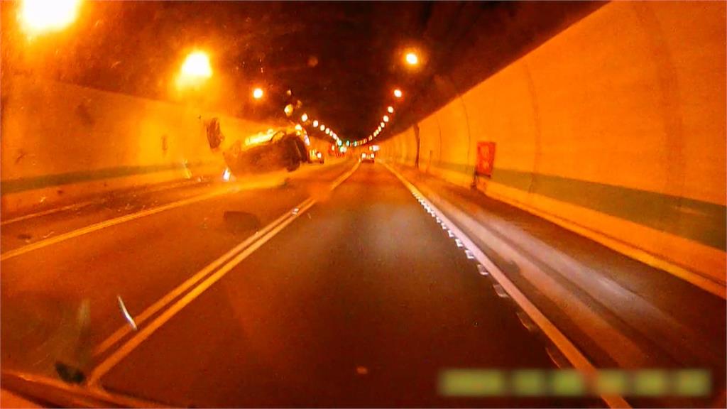國3轎車驚悚大翻滾！　駕駛未繫安全帶「插消音扣」拋飛重傷