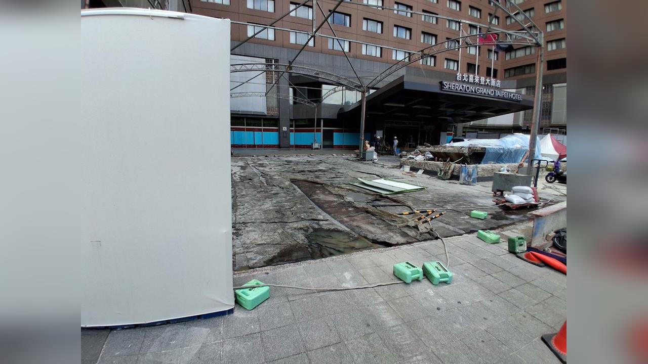 快新聞／「白海豚」釀災！工地圍籬遭強風吹倒傷及路人　北市建管處震怒了
