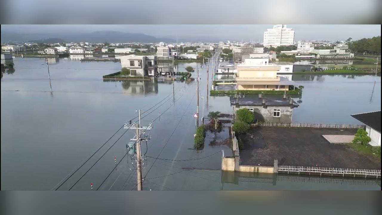 快新聞/宜蘭冬山鄉「泡水」分不清路在哪裡 機車騎士冒險前行