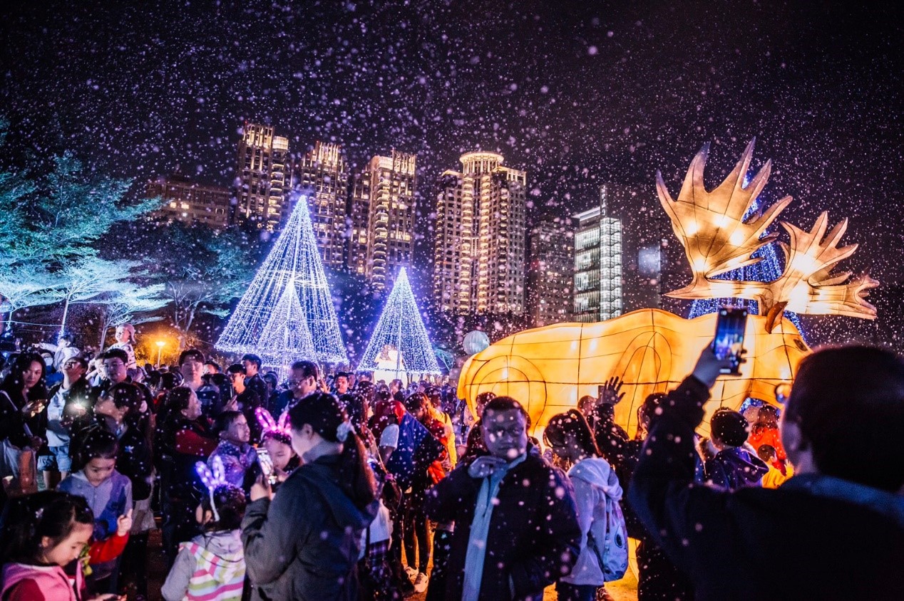 台灣燈會首創「飄雪香氛秀」  台中副展區熱鬧迎新年