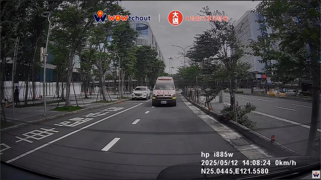 救護車鳴笛！　前方轎車為等行人通過「進對兩難」