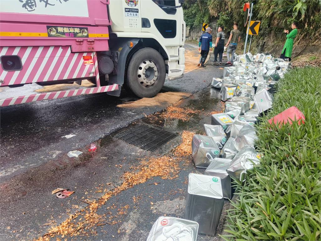 花蓮台11線彎道150個油桶翻覆　打滑事故頻傳