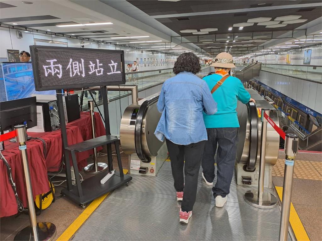 搭手扶梯別再告靠右站靠左走　站穩踏階！捷運宣導「雙邊站」