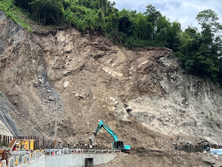 快新聞／雨彈接連來襲！力行產業道路「落石不斷」　今日起夜間預警性封路