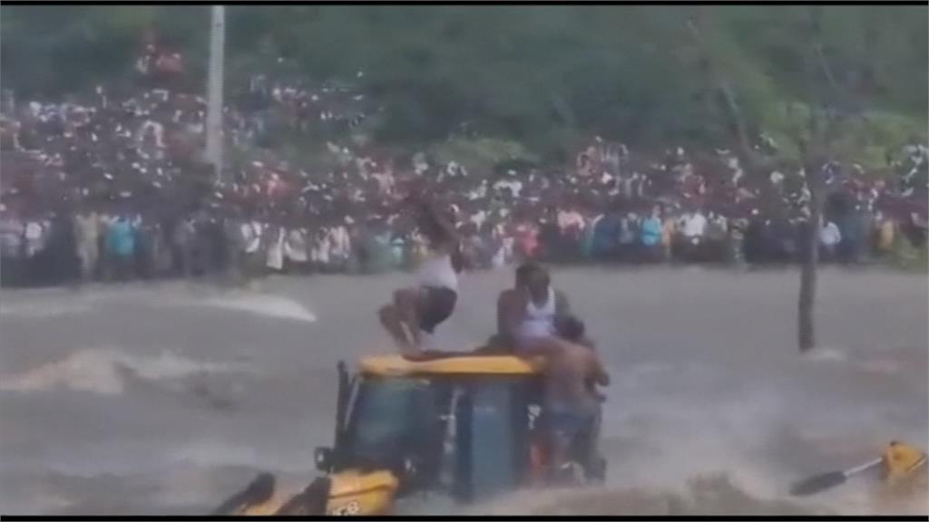 印度南部雨彈狂炸！馬路變河　民眾爬車頂待援