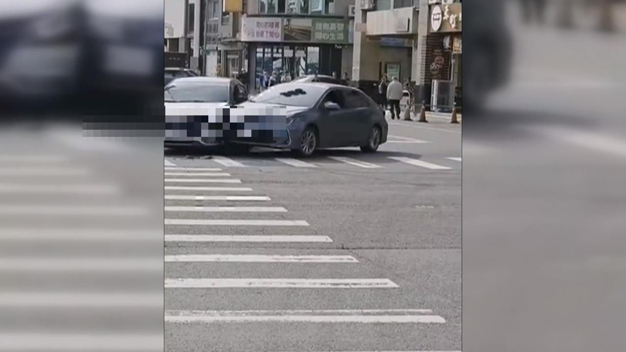 按喇叭爆行車糾紛　釀出開車連環衝撞4人傷