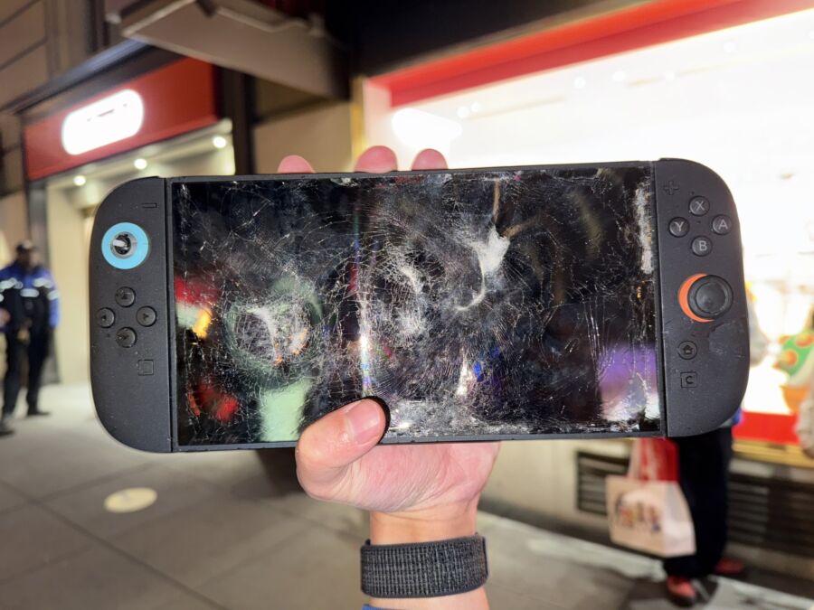 YouTuber 買下 Switch 2 當場砸毀　行為惹議遭店家列黑名單
