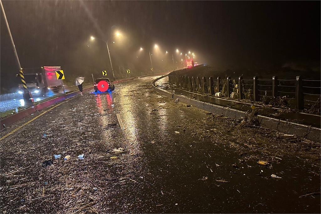 快新聞／宜蘭濱海公路巨浪捲起碎木、碎石　汽車駕駛閃避不及發生車禍