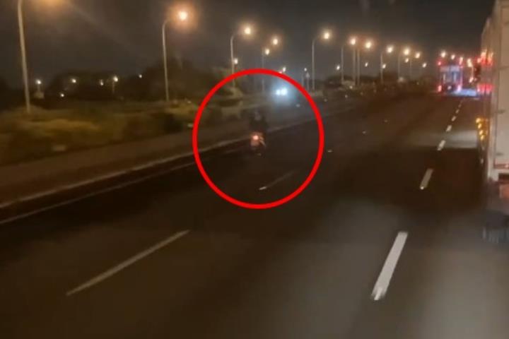快新聞／67歲男騎機車闖高速公路　未戴安全帽蛇行狂飆內側車道