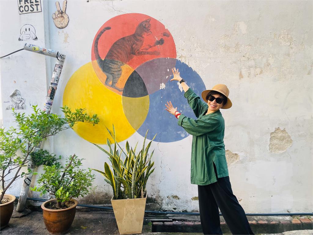 唐美雲參與檳城藝術節發揚台灣歌仔戲！90歲長者親摺花束送團員