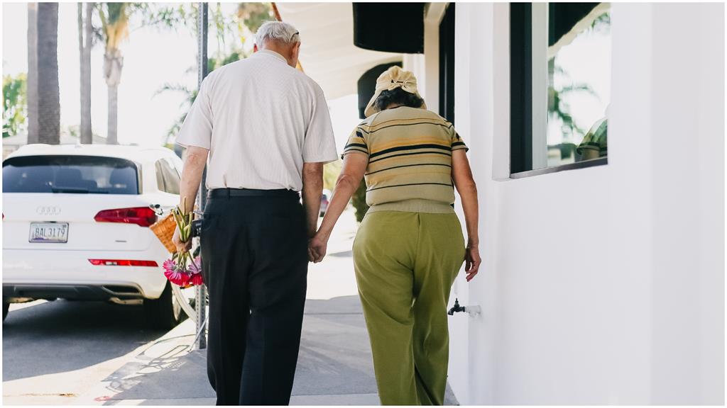 85歲爺爺每日拄拐杖看ICU老婆　她見證「超感人一幕」結局藏洋蔥