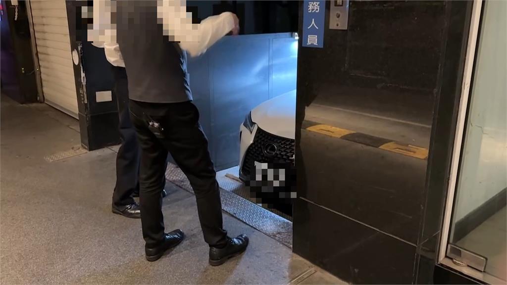 台北KTV車梯突跳電5人一度受困　苦主控：業者僅送果盤補償