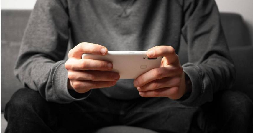 30歲男熬夜打遊戲突高燒!送醫陷昏迷險喪命 智力竟「退回3歲」