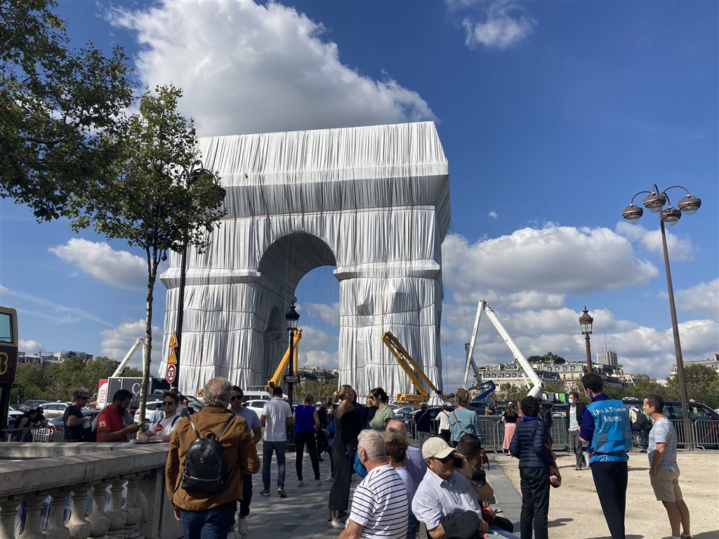 巴黎凱旋門被塑膠布包覆　故環境藝術大師構想實現