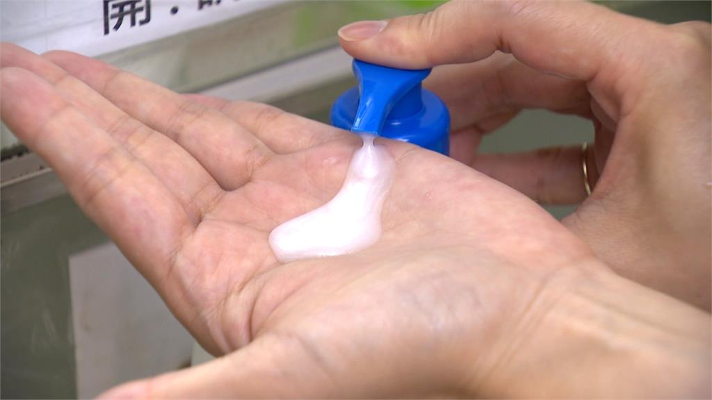 不刺激、不碰水也能清潔？萬能潔膚乳引熱議