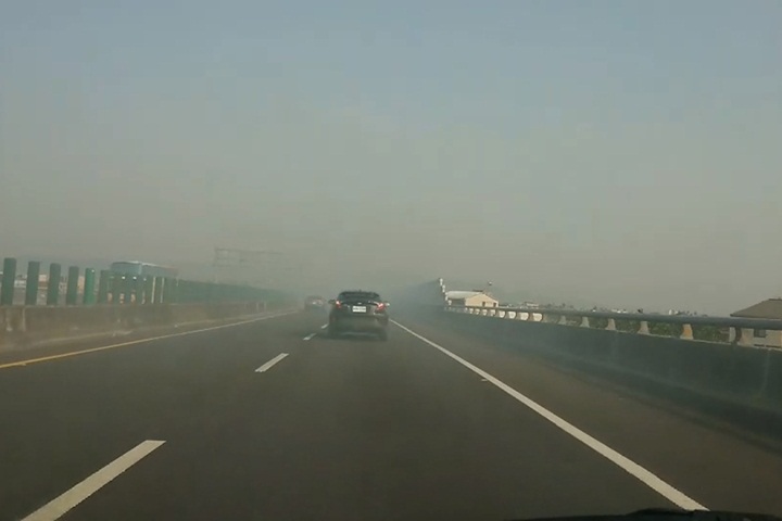 貨車行駛國道噴濃煙 後車乘客驚聲尖叫